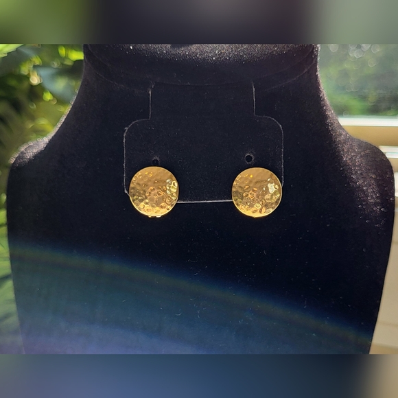 Hammered Gold Circle Stud Earrings / Clip-on - Picture 3 of 6